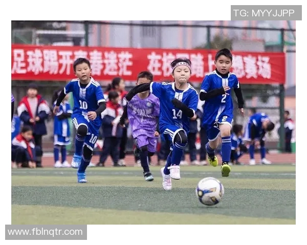 足球之星闪耀绿茵场他们的才华与努力值得我们由衷赞美与敬佩