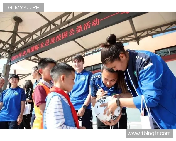 足球明星与孩子们亲密互动传递梦想与希望的温暖瞬间